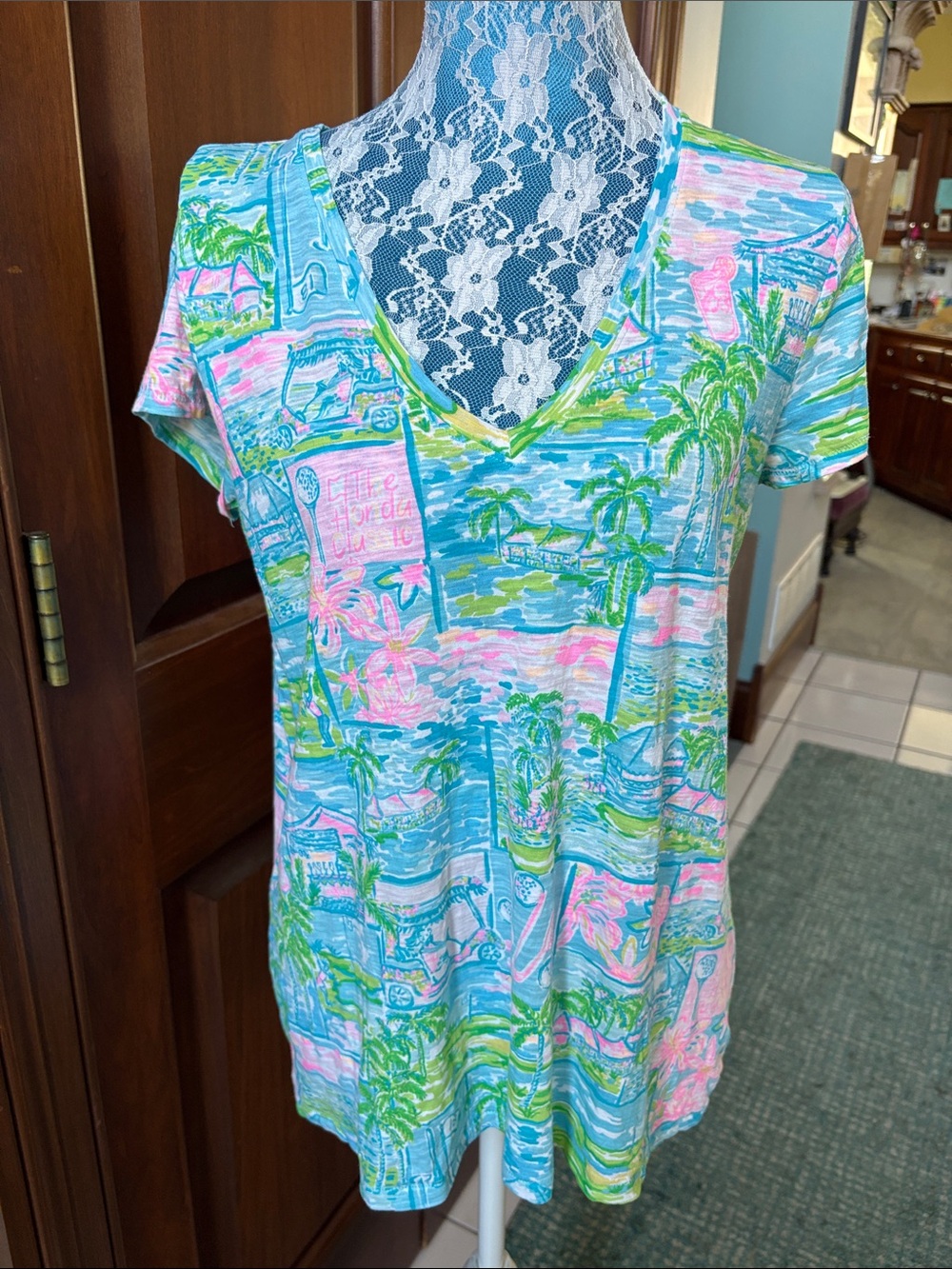 Lily Pulitzer T-shirt V-neck light blue pink green tropical golf print short